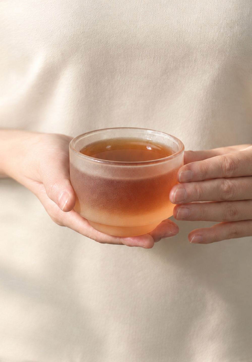 手のひらに包まれた一杯の和紅茶