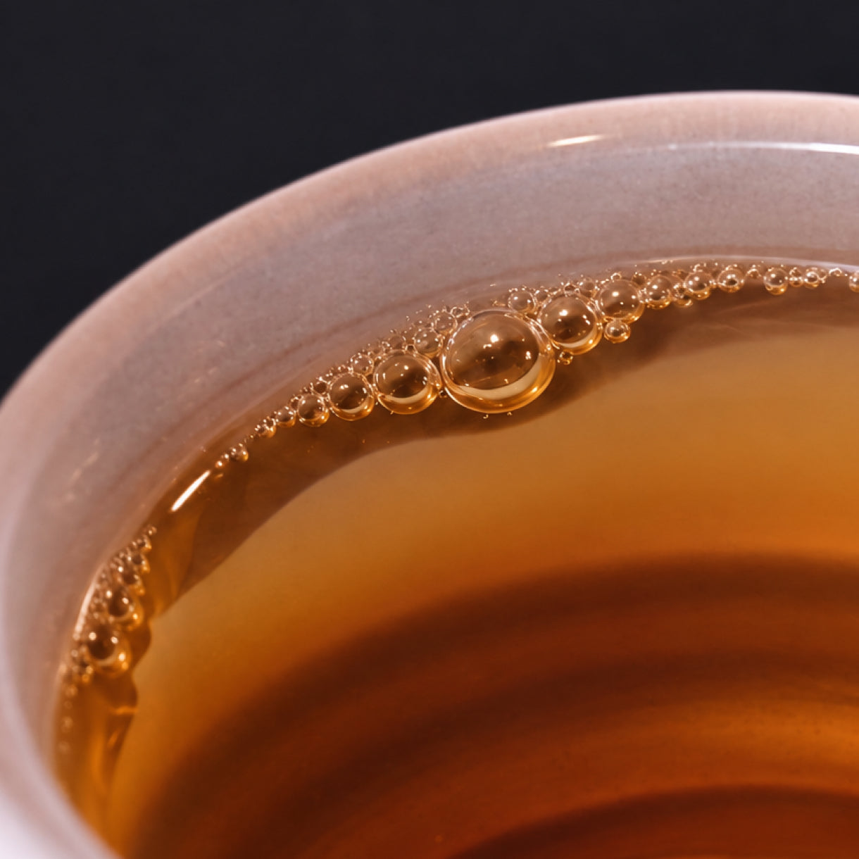 湯呑みに注がれた和紅茶