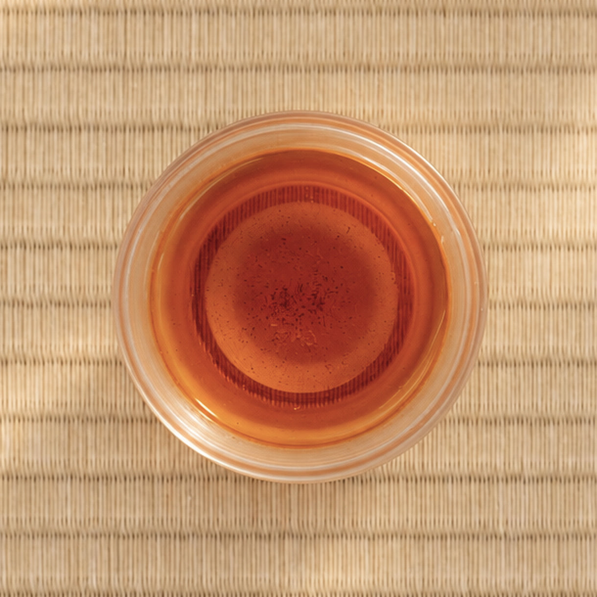 畳の上に置かれた一杯の和紅茶